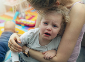 KAKO DA SE PONAŠATE KAD TUĐE DETE UDARI VAŠE: Ovo je jedina ispravna reakcija roditelja!