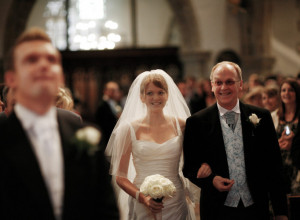 DA LI JE OVO NAJGORI MLADOŽENJA, SVI U CRKVI GLEDALI SU SAMO U NJEGA: Tek da vidite reakciju mlade, ne zna šta ju je snašlo! (VIDEO)