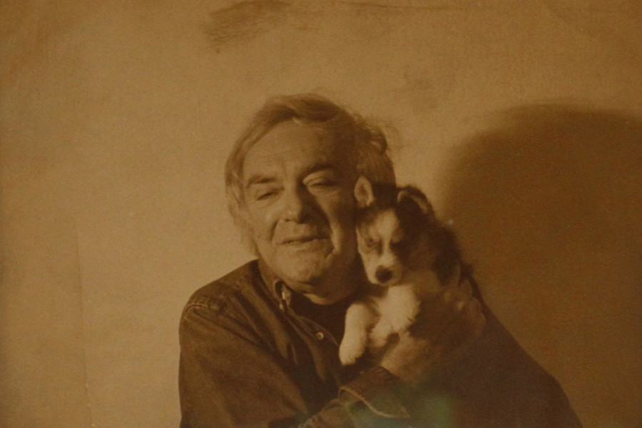 ŽIVOT ČUVENOG PISCA MOME KAPORA OBELEŽILA JE FATALNA STJUARDESA: Zbog straha od letenja držao ju je za ruku i nikad više je nije pustio!