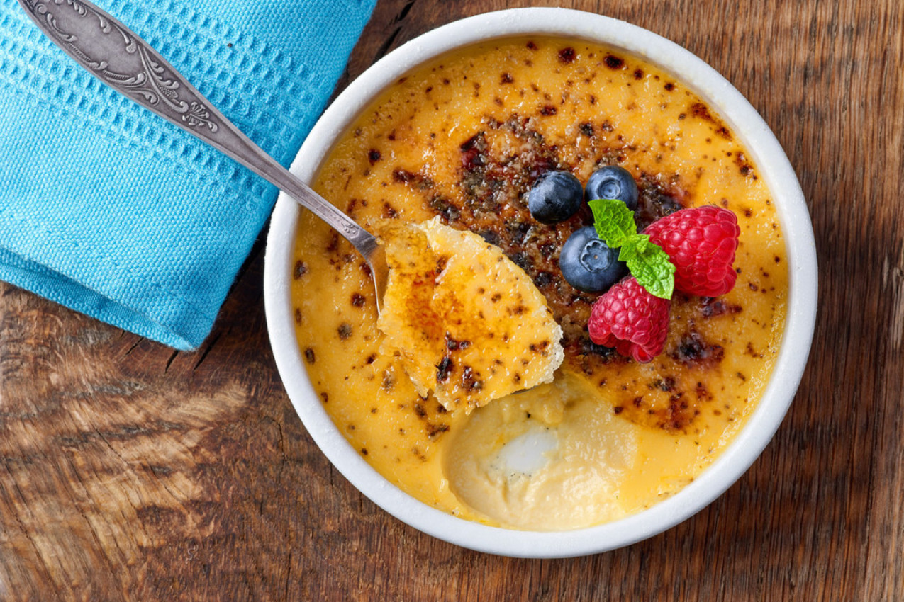 NEODOLJIV RECEPT ZA KREM BRULE: Originalan francuski dezert koji mami sva čula! (VIDEO)