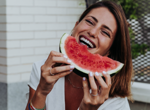 VEĆINA LJUDI NIJE NI SVESNA DA VOĆE JEDE U POGREŠNO VREME: Evo kada ga treba konzumirati kako bi organizam iskoristio hranljive sastojke!