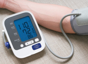 ZBOG VRUĆINE PRITISAK NAGLO PADA, A TO MOŽE DA BUDE OPASNO: Evo šta da pojedete ili popijete da biste ga brzo regulisali