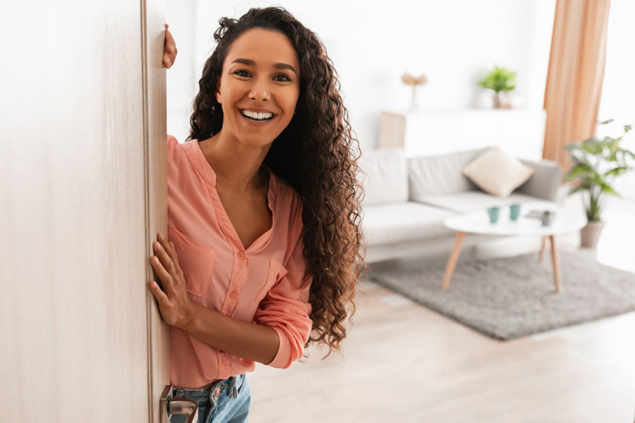 MISLILA JE DA JE POGREŠNO DOSTAVLJEN OGROMAN PAKET ISPRED NJENIH VRATA: Kada je zavirila u kutiju, vrisnula je od šoka, a onda su usledile suze! (VIDEO)