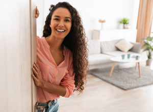 MISLILA JE DA JE POGREŠNO DOSTAVLJEN OGROMAN PAKET ISPRED NJENIH VRATA: Kada je zavirila u kutiju, vrisnula je od šoka, a onda su usledile suze! (VIDEO)