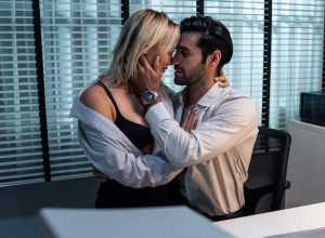 NE MOGU DA PRESTANEM DA MISLIM NA AFERU SA KOLEGOM SA POSLA: Da li je moguće da imamo nešto više ili sam mu samo "recka" u nizu?!