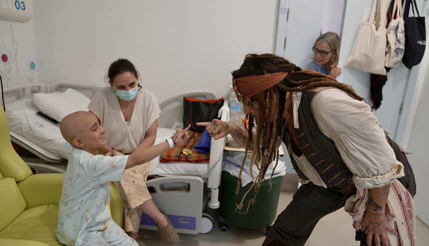 Džoni Dep obukao kostim čuvenog Pirata sa Kariba i posetio decu sa onkologije