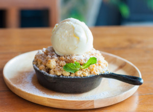 NAJLEPŠI KRAMBL SA JABUKAMA: Hrskav spolja, sočan iznutra, a uz kuglu sladoleda je čista fantazija