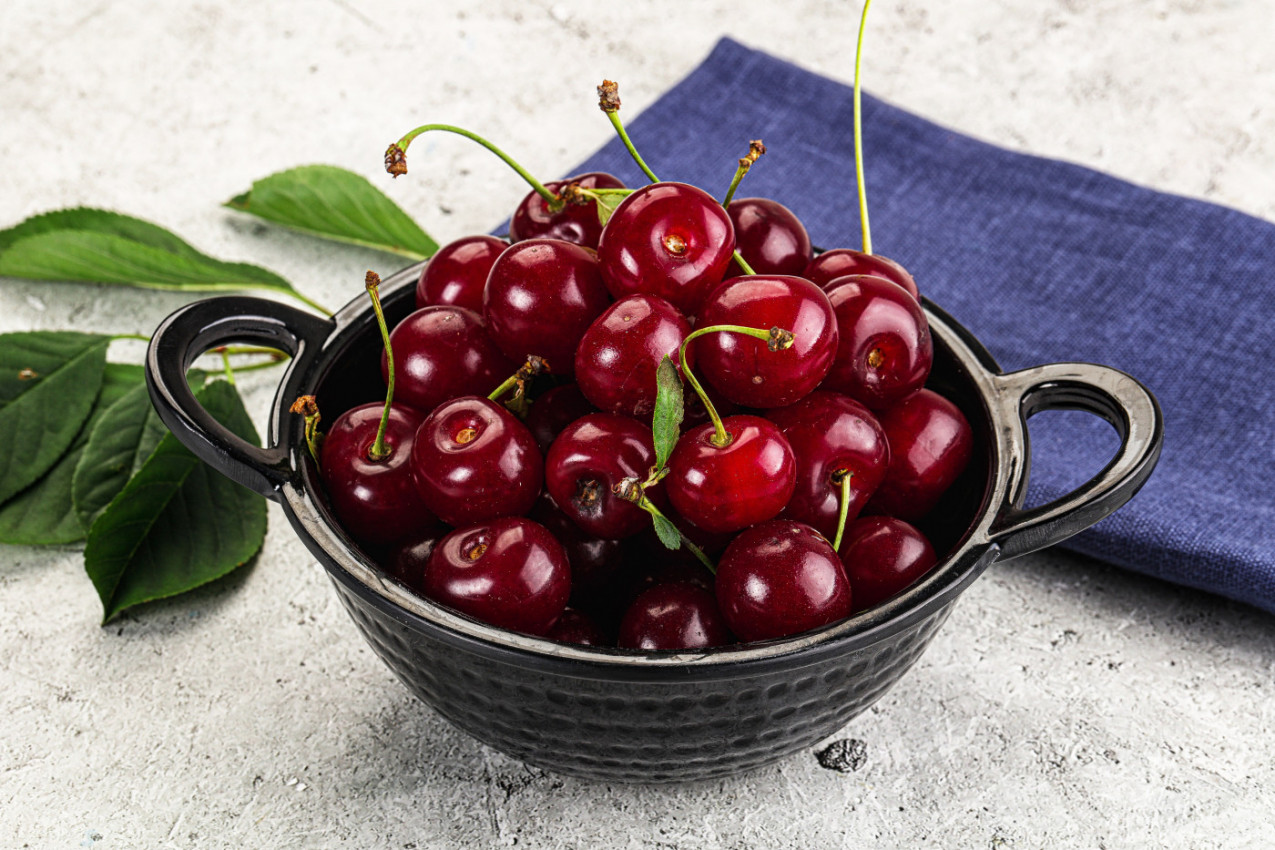 KAKO DA OČISTITE VIŠNJE I TREŠNJE BEZ PRSKANJA: Najgenijalniji način podrazumeva flašu (VIDEO)
