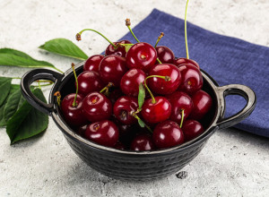 KAKO DA OČISTITE VIŠNJE I TREŠNJE BEZ PRSKANJA: Najgenijalniji način podrazumeva flašu (VIDEO)