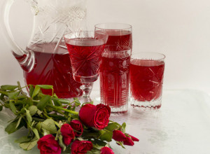 NAJBOLJI NAPITAK ZA VRELE DANE: Zaboravljeni recept naših baka za sok koji jača imunitet i miriše božanstveno!