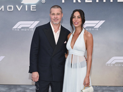 Bred Pit nasmejan pored devojke