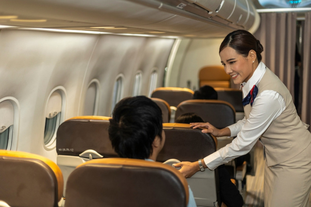 STJUARDESA OTKRILA ZAŠTO ZAISTA POZDRAVLJA PUTNIKE NA ULASKU U AVION: Nema veze sa ljubaznošću, razlog je neočekivan (VIDEO)