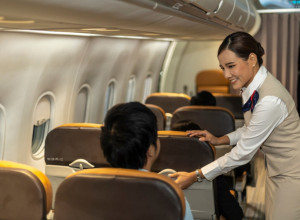 STJUARDESA OTKRILA ZAŠTO ZAISTA POZDRAVLJA PUTNIKE NA ULASKU U AVION: Nema veze sa ljubaznošću, razlog je neočekivan (VIDEO)