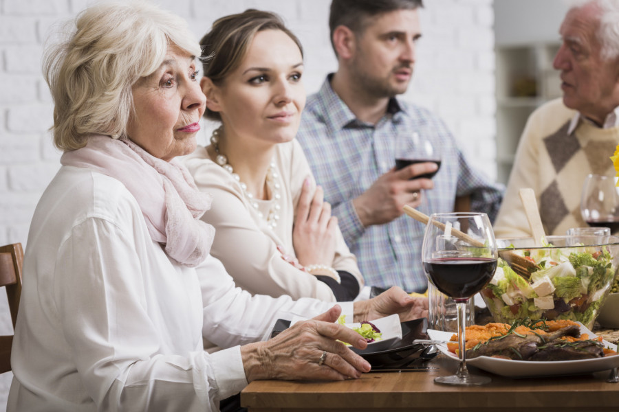 SVEKRVA JE PRED SVIMA NA SLAVI OTKRILA MOJU NAJVEĆU TAJNU: Dok sam ridala u kupatilu, još se pakosno smejala!