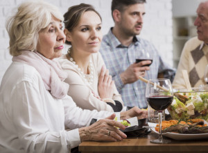 Pred celom njegovom rodbinom sam ponizila muža, a svekrva je skočila i udarila mi ŠAMARČINU: Ali, onda me je stigla KARMA!