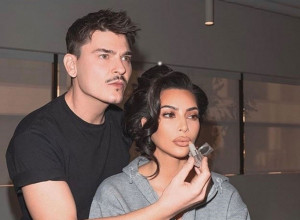 ŠMINKER KIM KARDAŠIJAN OTKRIO SUPER TRIKOVE: Kako da oči učinite mačkastim, i koja je najbolja priprema za puder