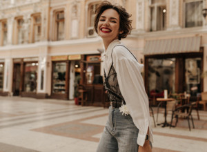 FRIZURE ZA VRELE LETNJE DANE: Izgledaćete elegantno, a potrošićete maksimalno 10 minuta