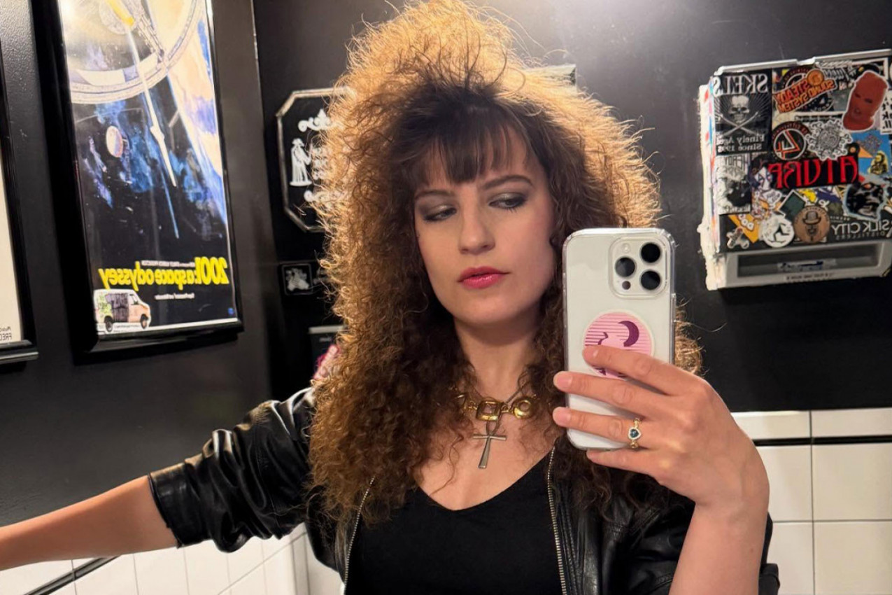 ONA JE ZAGLAVLJENA U 1985. GODINI, OBLAČI SE KAO DA JE IZAŠLA IZ FILMA "FLASHDANCE": Obožava osamdesete, a tada nije bila ni rođena (FOTO, VIDEO)