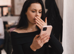 SLUČAJNO SAM BACILA POGLED NA OČUHOV MOBILNI: Od onoga što sam videla, stala sam kao ukopana, to sam bila JA, ali nikada se nisam tako slikala!