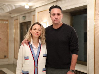 Andrija pozira sa suprugom