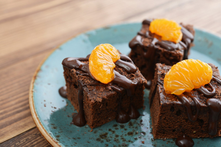 LETNJI ČOKOLADNI KOLAČ SA POMORANDŽOM GOTOV ZA POLA SATA: Idealan za nedeljno uživanje, a vole ga svi!