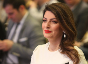 SRPSKA POLITIČARKA TATJANA MATIĆ POKAZALA KAKO DOMAĆI BRENDOVI MOGU DA DIKTIRAJU MODU: "Cena nije presudna u mom slučaju, ovo mi je važnije" (VIDEO)