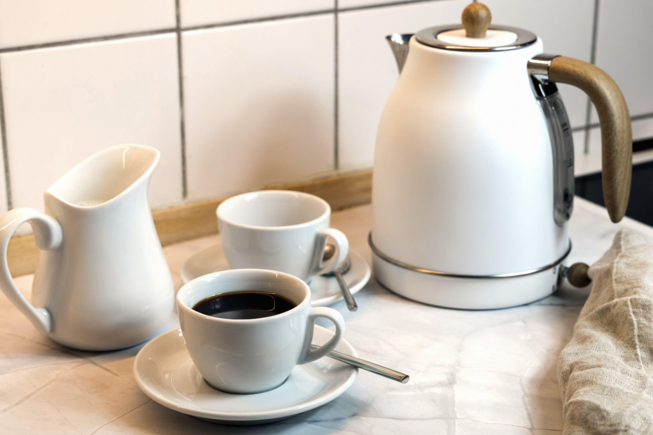 ČIŠĆENJE KUVALA ZA VODU BEZ ZAMORNOG TRLJANJA, samo jednim sastojkom iz kuhinje: Sipajte i gledajte kako se kamenac otapa