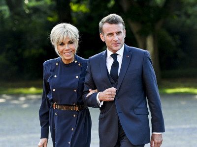 Nasmejani Emanuel i Brižit Makron