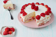 RECEPT ZA OSVEŽAVAJUĆU SLADOLED TORTU SA JAGODAMA: Idealna za vrele dane, bez paljenja rerne, a spremna očas posla