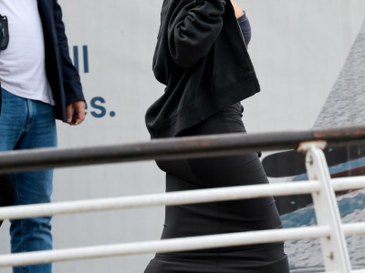 Kim Kardašijan u pripijenoj haljini i neobičnim štiklama pristiže na venčanje