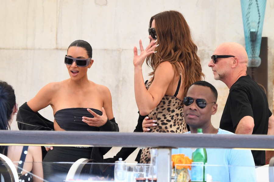 NAJPOZNATIJE SESTRE PRVE STIGLE NA VENČANJE MILIJARDERA I NJEGOVE BIVŠE LJUBAVNICE: Venecija okupila svetske zvezde (FOTO GALERIJA)