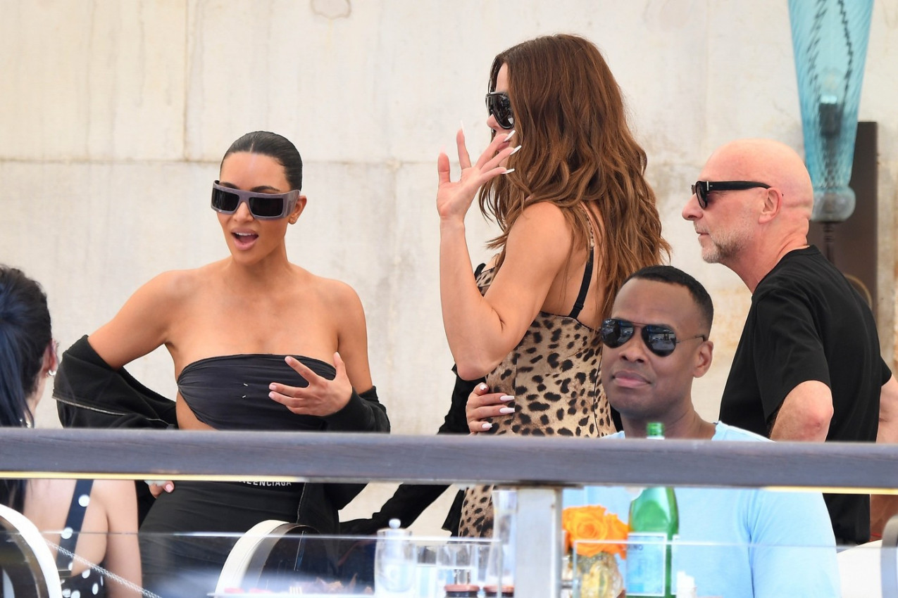 NAJPOZNATIJE SESTRE PRVE STIGLE NA VENČANJE MILIJARDERA I NJEGOVE BIVŠE LJUBAVNICE: Venecija okupila svetske zvezde (FOTO GALERIJA)