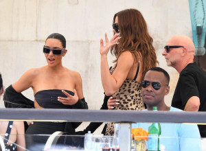 NAJPOZNATIJE SESTRE PRVE STIGLE NA VENČANJE MILIJARDERA I NJEGOVE BIVŠE LJUBAVNICE: Venecija okupila svetske zvezde (FOTO GALERIJA)