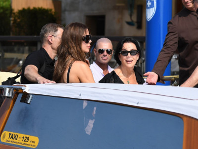 Kloi Kardašijan i Kris Džener se odvoze ka ostrvu na jahti