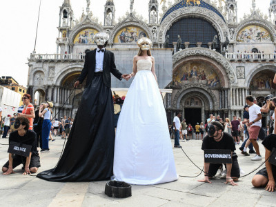 Mlada i mladoženja u obliku karikature