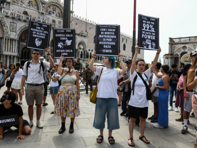 Narod sa transparentima na trgu