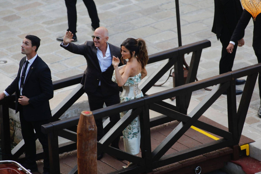 DŽEF BEZOS I LOREN SANČEZ SU VEĆ U BRAKU! Zbog njene haljine za svadbu kritičari su ponovo reagovali, svi gledaju u detalj na struku (FOTO)
