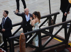 DŽEF BEZOS I LOREN SANČEZ SU VEĆ U BRAKU! Zbog njene haljine za svadbu kritičari su ponovo reagovali, svi gledaju u detalj na struku (FOTO)