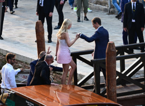 IVANKA TRAMP KAO BARBI, BLISTA U MINIĆU: Trampova mezimica izgrmela na venčanju decenije - od boje do kroja, sve je čista desetka! (FOTO)