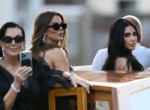 KARDAŠIJANKE SE MEĐUSOBNO BORE ZA PAŽNJU NA SVADBI DECENIJE: Svi se pitaju šta su to obukle i koliko daleko su spremne da idu (FOTO)