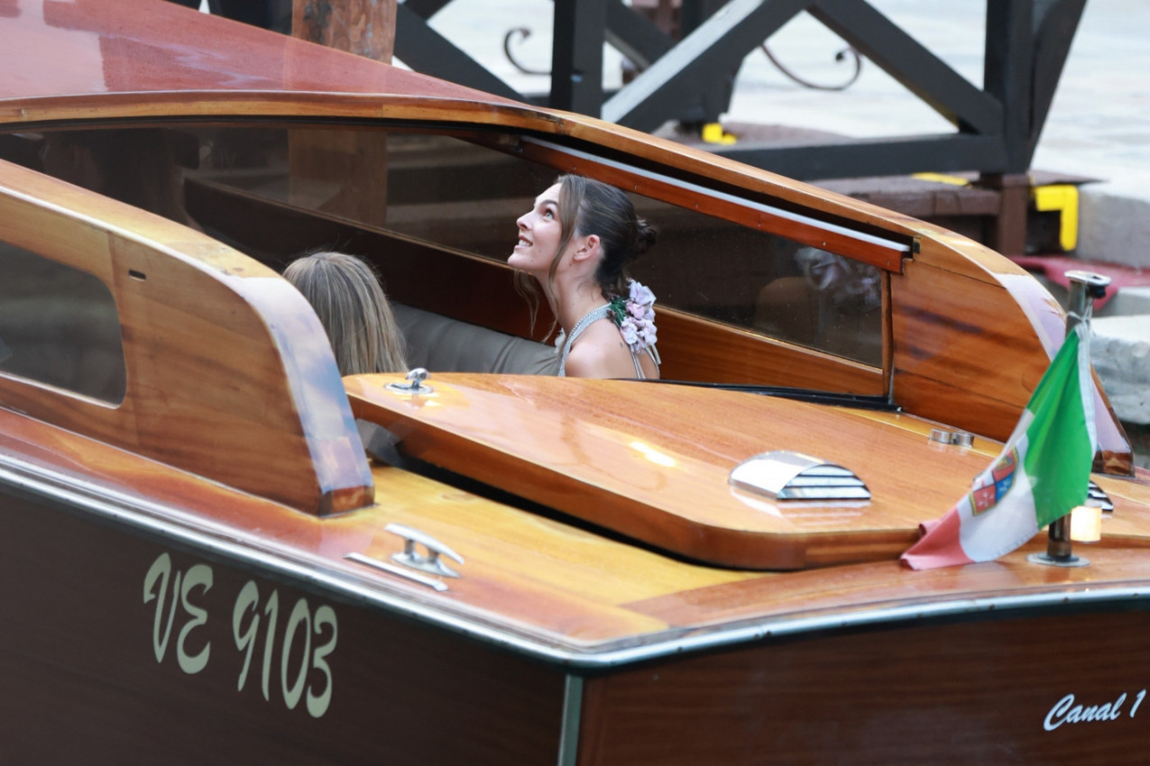 DEVOJKA LEONARDA DIKAPRIJA ODNELA POBEDU: Toliko se dobro obukla da je zasenila i 24 godine starijeg i popularnog dečka (FOTO)