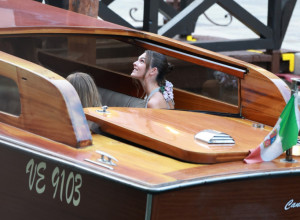 DEVOJKA LEONARDA DIKAPRIJA ODNELA POBEDU: Toliko se dobro obukla da je zasenila i 24 godine starijeg i popularnog dečka (FOTO)