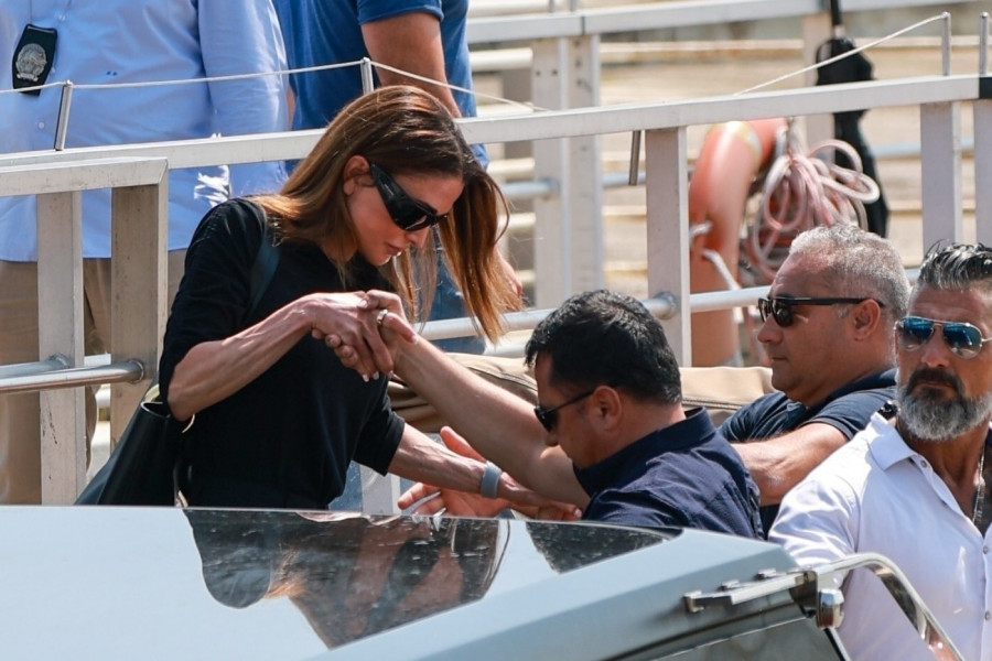 NAJLEPŠA KRALJICA SVETA nosi haljinu staru 7 godina, a umalo da zaseni čak i mladu: Na venčanju decenije društvo joj pravi unuka