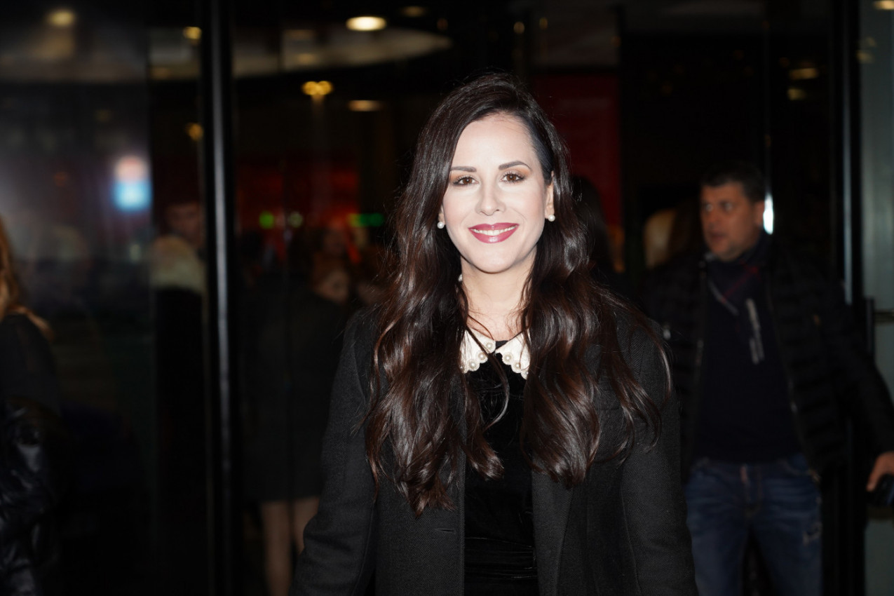 TAMARA VUČIĆ PROŠETALA U NAJROMANTIČNIJOJ HALJINI, a detalj na stopalima je zvezda kombinacije: Njen stajling je rešenje za velike vrućine (FOTO)