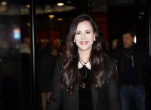 TAMARA VUČIĆ PROŠETALA U NAJROMANTIČNIJOJ HALJINI, a detalj na stopalima je zvezda kombinacije: Njen stajling je rešenje za velike vrućine (FOTO)