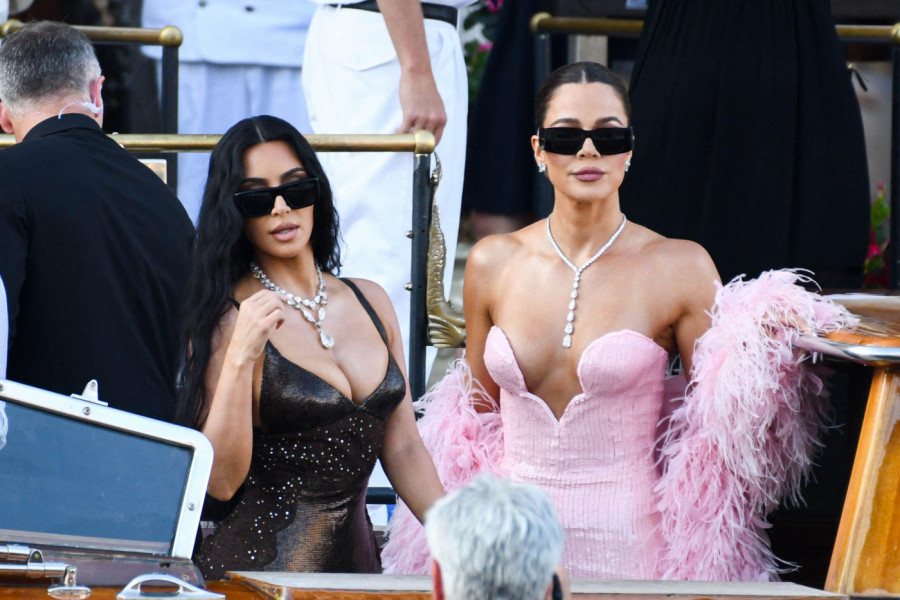 Šljokice, perje i najuže haljine koje postoje: Evo kako izgleda kada sestre Kardašijan pođu na svadbu