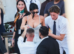 KAJLI DŽENER PREKRŠILA PRAVILO NA VENČANJU MILIJARDERA? Haljinom je uvredila mladu, društvene mreže gore od komentara (FOTO)