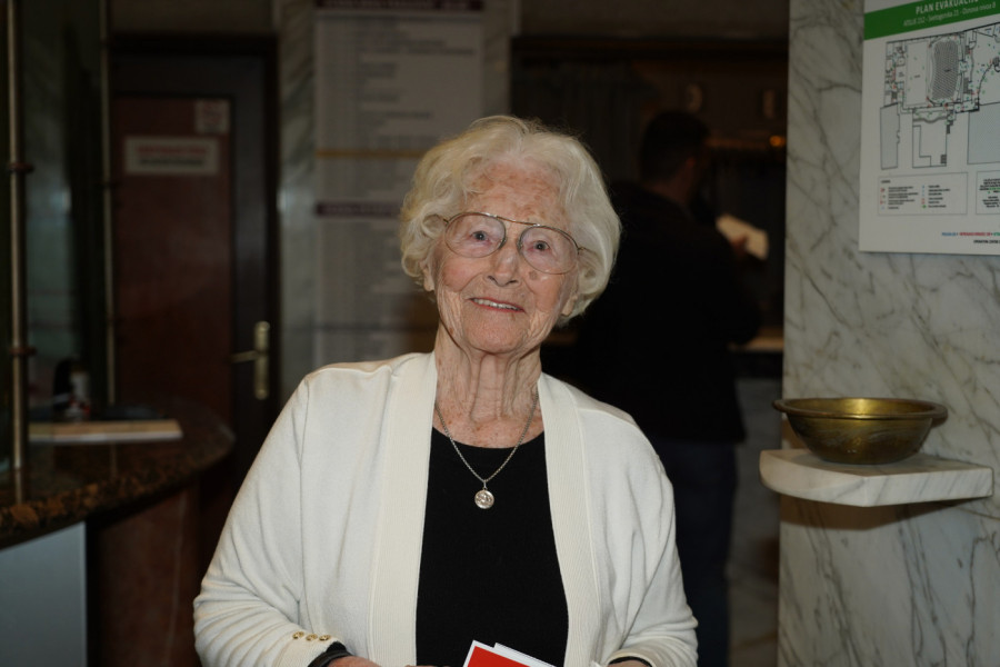 IMA 95 GODINA I NE STAJE: Ovo je tajna dugovečnosti legendarne glumice koja i dalje tri puta nedeljno praktikuje ovu aktivnost