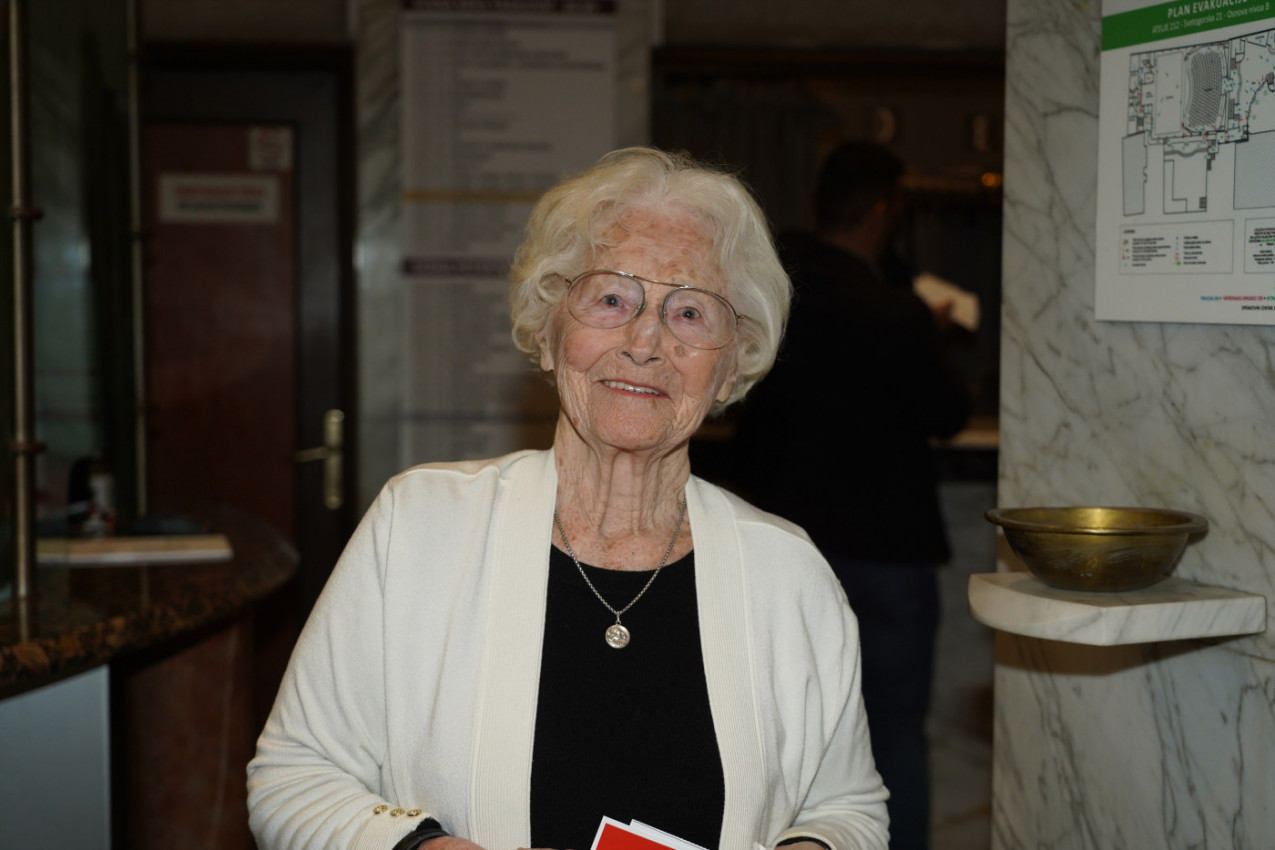 IMA 95 GODINA I NE STAJE: Ovo je tajna dugovečnosti legendarne glumice koja i dalje tri puta nedeljno praktikuje ovu aktivnost