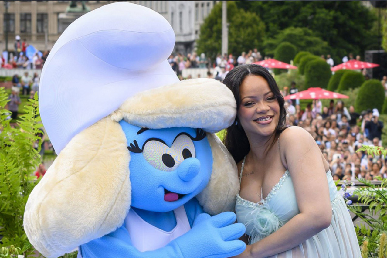 TRUDNA RIJANA SE POJAVILA HALJINI KOJA NAJLEPŠE STOJI BUDUĆIM MAMAMA: Smelo otkriva jedan deo tela - niko ne zna u šta pre da gleda (FOTO)